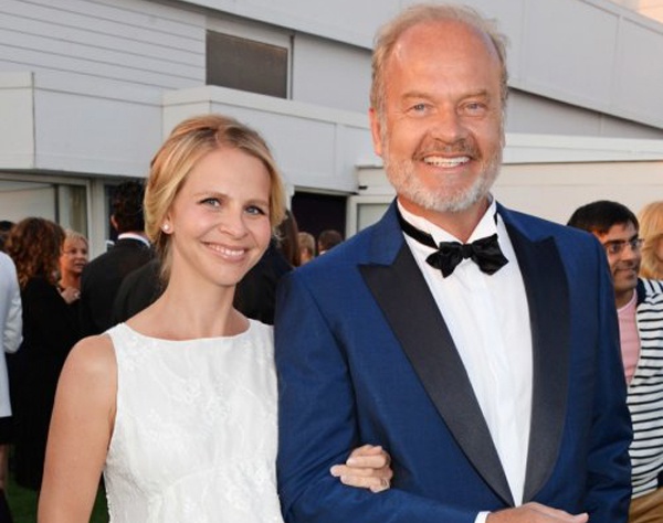 6. Келси Грэммер (Kelsey Grammer). Келси Грэммер хорошо известен по своим главным ролям в двух продолжительных телесериалах "Весёлая компания" и "Фрейзьер". Учитывая тот факт, что он в течение двадцати с лишним лет снимался в главных ролях в телесериалах, совсем не удивительно, что у Граммера было большое количество поклонниц. В 2010 году Келси познакомился с британской стюардессой и поклонницей сериалов "Весёлая компания" и "Фрейзьер" Кейти Уолш (Kayte Walsh). Они начали отношения, несмотря на то, что Келси всё ещё был женат на своей третьей жене, звезде сериала "Настоящие домохозяйки из Беверли-Хиллз" (The Real Housewives of Beverly Hills), Камиль Донатакки (Camille Donatici). В феврале 2011 года Граммер развёлся с Камиль и всего две недели спустя он женился на Кейти Уолш. У Кейти и Келси уже есть один ребёнок и совсем недавно, в марте 2014 года было объявлено, что они ожидают второго ребёнка.