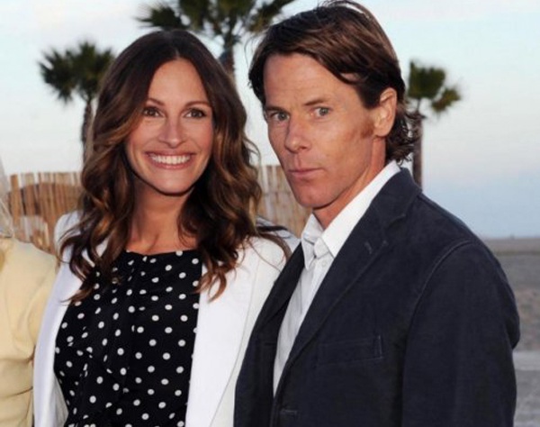 5. Джулия Робертс (Julia Roberts). Душечка Америки, Джулия Робертс встречалась со своими знаменитыми коллегами, такими как Мэттью Перри (Matthew Perry), Кифер Сазерленд (Kiefer Sutherland), Лиам Нисон (Liam Neeson) и Дилан Макдермотт (Dylan McDermott). В 2000 году взгляд Джулии Робертс пал на кинооператора Дэниела Модера (Daniel Moder), в то время как она работала над съёмками фильма "Мексиканец". На тот момент Модер был женат, а Робертс состояла в трёхлетних отношениях. Модер развёлся со своей женой, чтобы начать отношения со своим кумиром, а Робертс ушла от своего бойфренда, с которым прожила три года, чтобы продолжить отношения со своим поклонником. Джулия и Дэниел поженились в 2002 году и теперь у них есть трое детей.