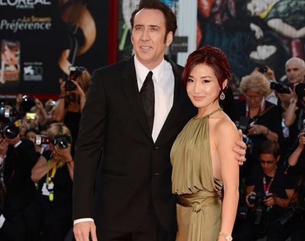 4. Николас Кейдж (Nicolas Cage). Как и в случае Джулии Робертс, у Николаса Кейджа было целое множество звёздных подружек с громкими именами. Он встречался с Брук Шилдс (Brooke Shields), Сарой Джессикой Паркер (Sarah Jessica Parker), Анджелиной Джоли (Angelina Jolie) и был женат на Патрисии Аркетт (Patricia Arquette) и Лизе Мари Пресли (Lisa Marie Presley). В 2004 году Кейдж встретил официантку, Элис Ким (Alice Kim) в ресторане, где она работала. Ким попросила автограф и в конечном итоге также получила и номер телефона. Они поженились в том же году на частном ранчо в Северной Калифорнии, и в октябре 2005 года у них родился ребёнок. Несмотря на финансовые трудности Кейджа из-за его задолженности по выплате налогов Федеральной налоговой службе США в размере 13 миллионов долларов, Николас и Элис счастливо живут в браке уже в течение десяти лет.