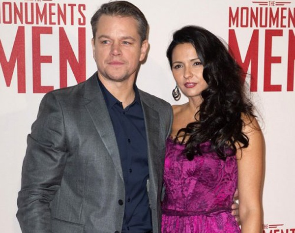 3. Мэтт Деймон (Matt Damon). Мэтт Дэймон встречался с несколькими известными актрисами, включая, Вайнону Райдер (Winona Ryder) и Минни Драйвер (Minnie Driver), но его сердце удалось покорить лишь барменше из Майами по имени Лучиана Бозан (Luciana Bozan). Они встретились, когда Мэтт снимался в фильме "Застрял в тебе" в 2003 году в Майами, штат Флорида. Деймон зашёл в бар, где работала Лучиана, и спрятался за барную стойку, чтобы избежать внимания поклонников. Лучиана была большим поклонником Мэтта Дэймона, но он не делал никаких попыток скрыться от неё. Они начали отношения и поженились в 2005 году. У них трое своих детей и Мэтт также приходится отчимом дочери Бозан от предыдущего брака.