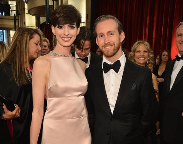 2. Энн Хэтэуэй (Anne Hathaway). Энн Хэтэуэй однажды уже находила любовь в неожиданном месте, но эта любовь внезапно закончилась, когда полиция выбила дверь её дома чтобы арестовать её отмывавшего деньги бойфренда, Раффаэлло Фоллиери (Raffaello Follieri) в 2008 году. После этого случая у Хэтэуэй не было никакого интереса к кому-либо в течение очень долгого времени. Однако в том же году общие друзья познакомили Энн с Адамом Шульманом (Adam Shulman). Шульман был дизайнером ювелирных изделий и актёром, исполняющим небольшие роли. Он также был большим поклонником Хэтэуэй и её работы. Несмотря на планы Энн оставаться в одиночестве, она влюбилась в Адама и четыре года спустя они поженились. Пара счастливо живёт в браке уже два года и в отличие от её предыдущих отношений, полиция в этом уже не задействована.
