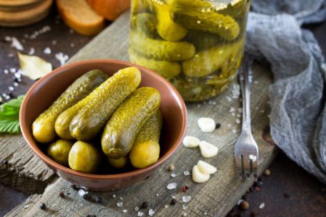 Секрет дієтологів: який продукт допомагає худнути без дієт Солоні огірки