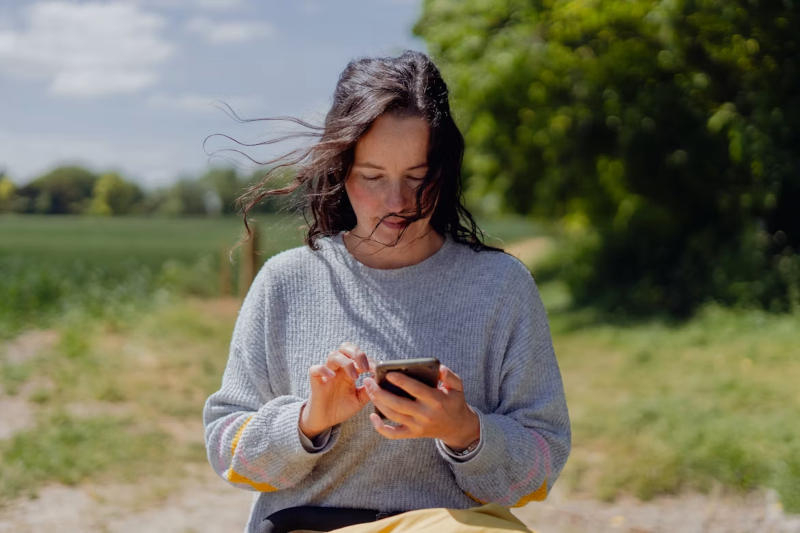 Дівчина з телефоном: BEN ELLIOTT / unsplash.com