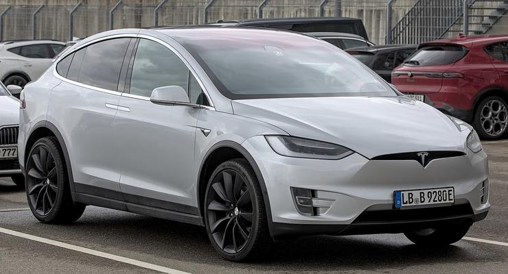 Tesla відкликає 1,85 млн електромобілів через дефекти капота