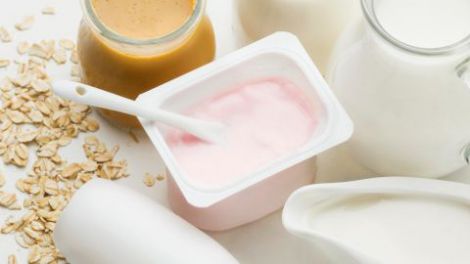 Що можна їсти вночі: дієтологиня назвала продукти, які можна залишити в холодильнику Натуральний йогурт