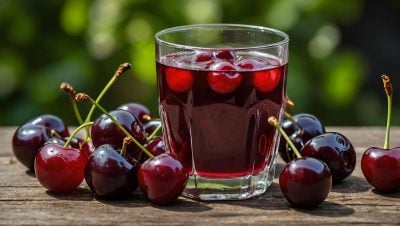 Вчені назвали напій який допомагає швидше заснути Вишневий сік