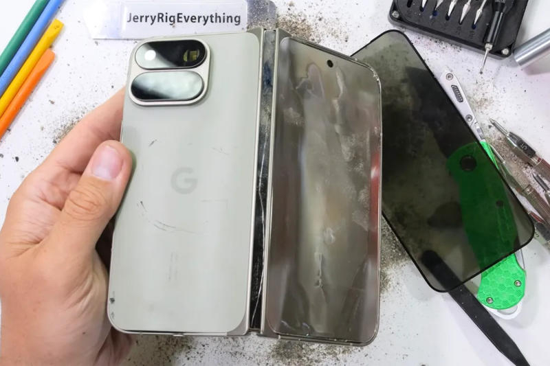 Складаний смартфон: youtube.com/@JerryRigEverything