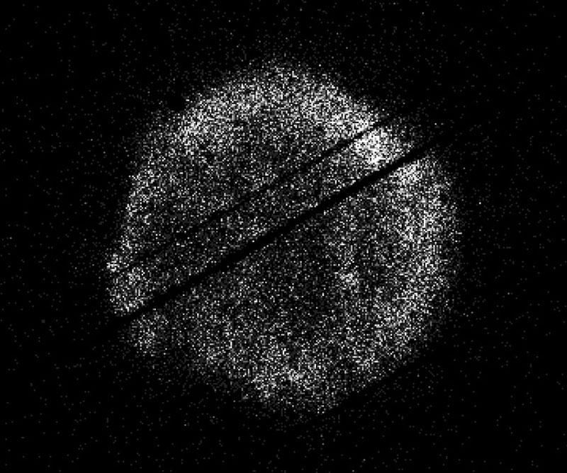 Рентгенівський телескоп на борту обсерваторії NASA &laquo;Свифт&raquo; зробив цей знімок залишків наднової Тихо 26 серпня 2026 року. Світлі точки &mdash; це рентгенівські фотони, смуги &mdash; дефекти зображення.