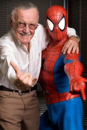 Стэн Ли (Stan Lee) со Спайдерменом ("Человек-паук").