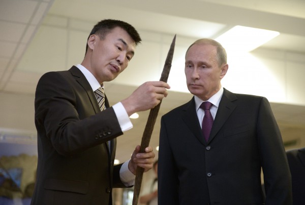 Путину показывают кол 