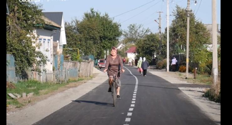 Мама загиблого героя заасфальтувала вулицю, названу на честь її сина