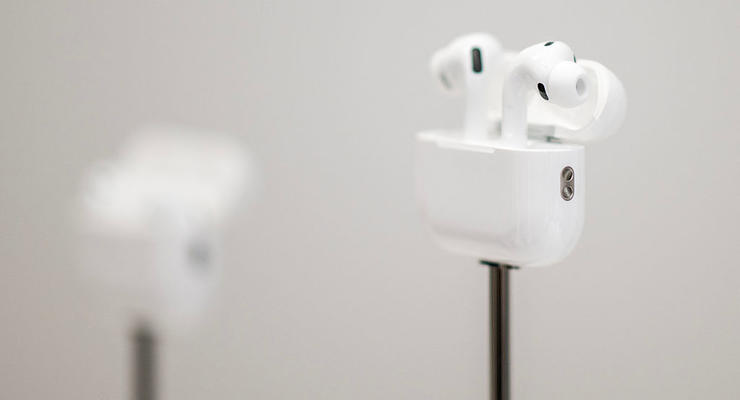 Apple випустила AirPods Pro 3: навушники з Live Translation і датчиком серцевого ритму