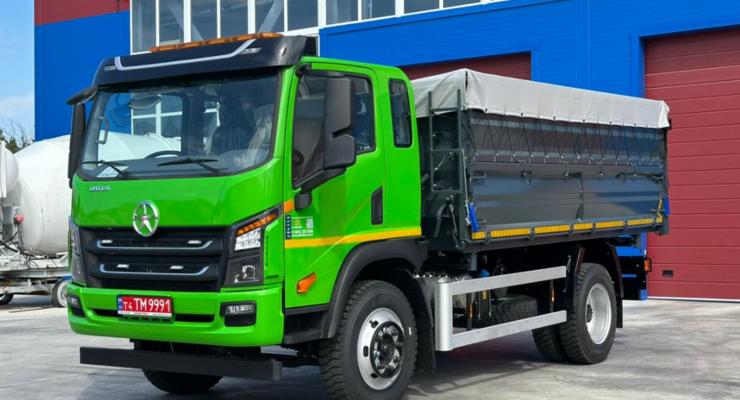 Український завод представив новий самоскид із тристороннім розвантаженням