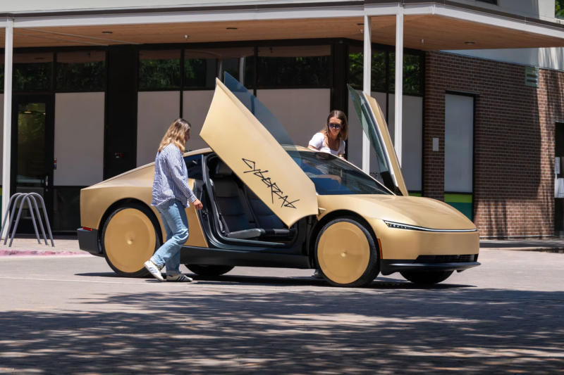 Тесла та її безпілотник: tesla.com