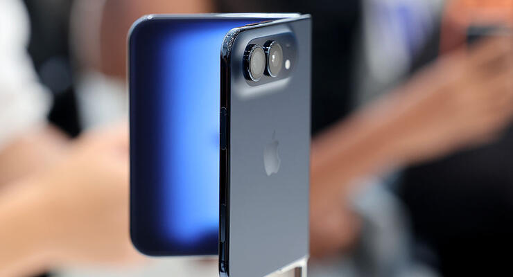 Samsung знайшла "Тіма Кука" для реклами Galaxy Fold 8 і потролила Apple
