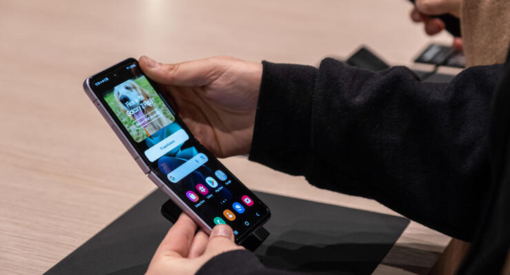Samsung припинила оновлення для двох популярних складаних смартфонів