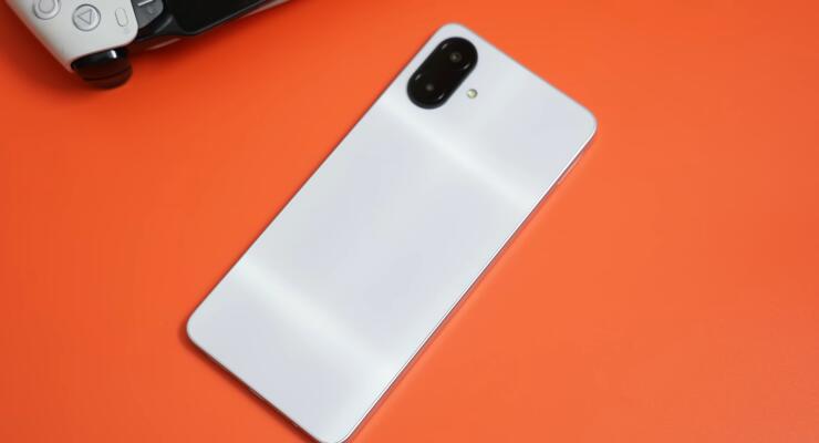 Samsung почала продавати бюджетні Galaxy без кабелю