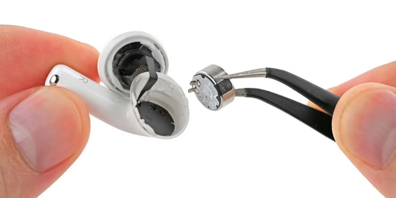 Розбирання AirPods 5: iFixit