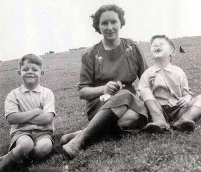 Мэри МакКартни с сыновьями - Полом и Майклом