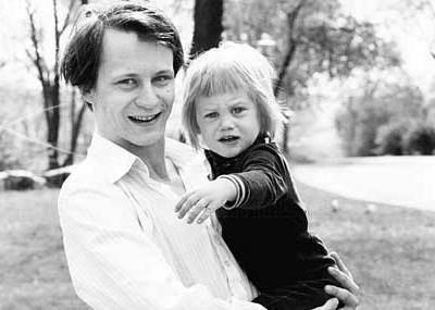 Отец и сын: Стеллан и Александр Скарсгард, 1978 год