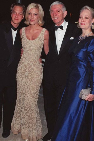 Тори в 90-е со своей семьей: братом, отцом и матерью