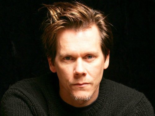 Кевин Бэйкон (Kevin Bacon). С тех пор как его ключевая роль в фильме "Свободные" сделала его центром внимания общественности, Бэйкон никогда не подводил своих поклонников, показывая великолепное актёрское мастерство в таких фильмах как "Несколько хороших парней", "Джон Ф. Кеннеди. Выстрелы в Далласе" и совсем недавно вышедший на экраны страшный телесериал "Последователи". Несмотря на то, что он вот уже 25 лет как женат на практикующей иудаизм Кире Седжвик (Kyra Sedgwick), Бэйкон подтвердил, что он не верит в бога в интервью "The Times" в 2005 году, добавив, что он не против религии как таковой, но является убеждённым сторонником разделения церкви и государства. Так держать, Кевин!