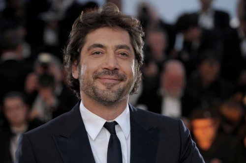 Хавьер Бардем (Javier Bardem). Самой запоминающейся ролью Хавьера Бардема стала роль в фильме 2007 года под названием "Старикам тут не место". В Испании актёр воспитывался в католической вере. По его словам, смерть отца открыла ему глаза на религию и он стал атеистом. Бардем сказал, что смерть его отца и осознание того факта, что религия была просто методом примириться со смертностью человека "заставили его внезапно прозреть" и он никогда больше не возвращался к религии.