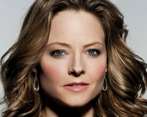 Джоди Фостер (Jodie Foster). Всегда очаровательная Джоди Фостер стала атеисткой в раннем возрасте, но никогда не отказывалась отмечать религиозные праздники. Она отмечает любой праздник, от Рождества до Хануки, что делает её желанным гостем на многих семейных праздниках. В конечном счёте, когда её дети спрашивают её является ли она католичкой, иудейкой и так далее, она всегда отвечает: "Я атеистка, но ты сможешь выбрать во что верить, когда тебе исполнится 18 лет". Мудрость, над которой стоит задуматься многим родителям.