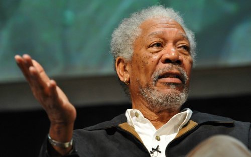 Морган Фримен (Morgan Freeman). Фримен является не только одним из самых известных актеров всех времён, его диапазон ролей поражает. Он играл совершенно разнообразных персонажей от шофера в фильме "Шофёр мисс Дэйзи" до Бога в фильме "Брюс Всемогущий" и почти любого персонажа между ними. Фримен объясняет свои атеистические взгляды очень просто: он не верит в бога, так как он не видит никаких веских доказательств его существования. Вместо этого, Фримен верит в науку. Он говорит: "Мы принимаем на веру многое из того, о чём мы говорим в науке. Мы выдвигаем теорию и пока она не опровергнута, мы верим, что это правда. Если данные сходятся, то это является правдой до тех пор, пока не будет доказано, что она не соответствует действительности".