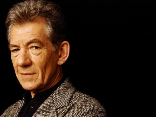 Сэр Иэн Маккеллен (Sir Ian Mckellen). Один из самых старых и добродушных актёров, Иэн МакКеллен, также является открытым атеистом уже в течение многих десятилетий, обвиняя религию, в том числе христианство, в большей части насилия, совершаемого в мире, ссылаясь на религиозных лидеров, которые разжигают ненависть. Будучи открытым гомосексуалистом, он также презирает Библию за осуждение мужчин любящих мужчин и добавляет: "В начале Библии должна быть оговорка: Это вымысел".