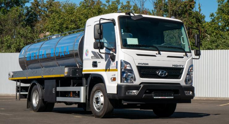 Український завод представив спеціальний автомобіль для доставки води