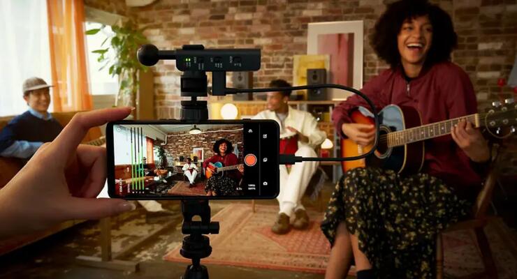 Sony представила мікрофон для смартфонів, який записує звук з усіх боків