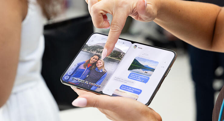 Екран складаного iPhone Duo можна продавити пальцем