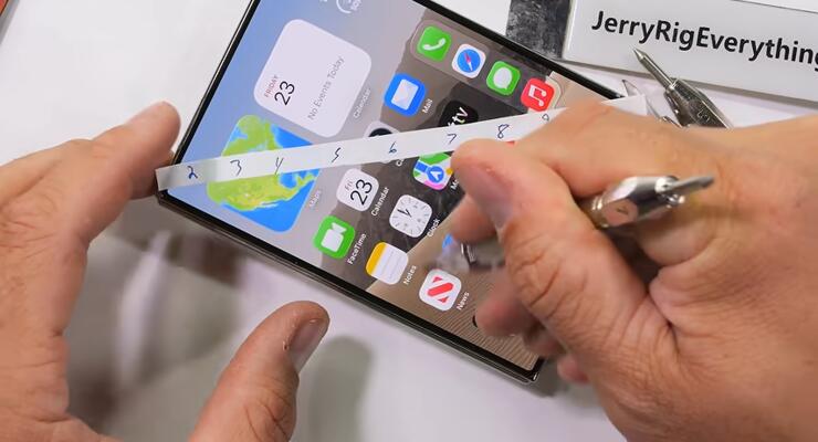 Песок заблокировал шарнир, а экран дал сбой: iPhone Duo прошел жесткий тест на прочность