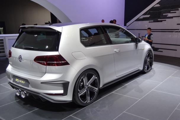 Volkswagen Golf R 400