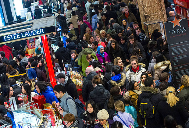 Покупатели в универмаге Macy's в Нью-Йорке, 28 ноября 2013 года