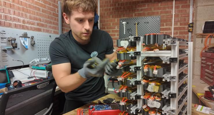 Може забезпечити електроенергією будинок: блогер зібрав павербанк з електронних сигарет