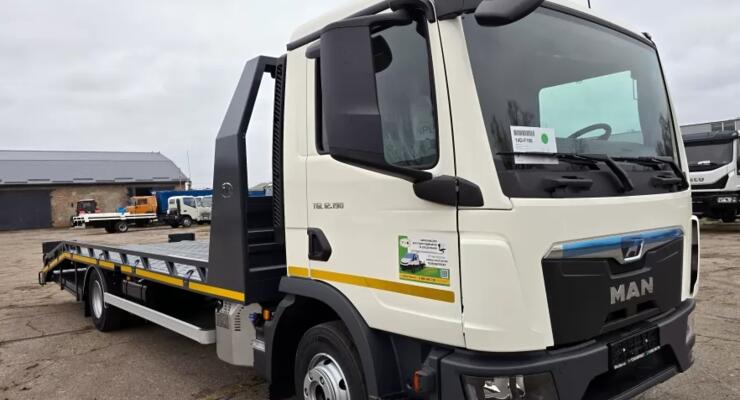 Український завод представив новий сучасний евакуатор