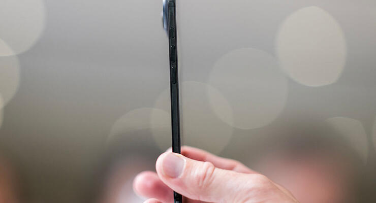 Apple і Samsung прогадали: користувачі відмовляються від тонких смартфонів заради тривалої роботи батареї