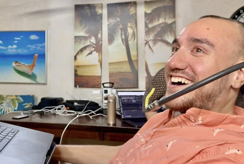 Ілюстрація та логотип: Neuralink