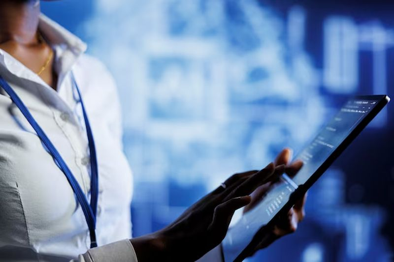 ПопЕВЕ: Freepik, DC Studio