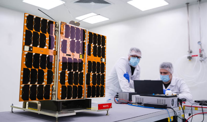 Супутник і спектрометр: Blue Skies Space Society