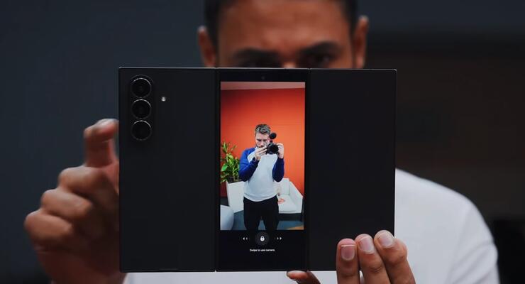 Galaxy Z TriFold: Samsung показала свою першу "трикладушку" з величезним 10-дюймовим екраном