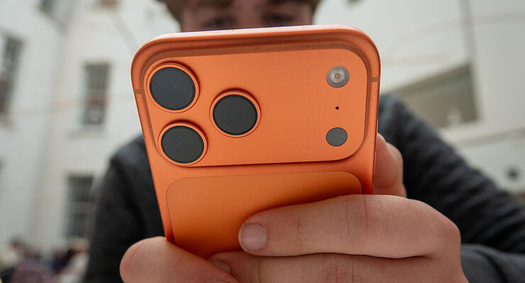 Власники iPhone отримали "бонус" від Adobe і YouTube