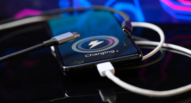 Apple і Samsung уточнили, чи безпечна постійна зарядка смартфона: міф спростовано